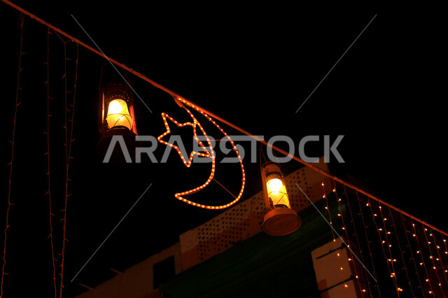 فانوس عربي تقليدي في سوق عكاظ ، فانوس معلق على سقف الحائط  ، مصباح قديم الطراز مصنوعة من النحاس ، شهر رمضان ، فانوس رمضان