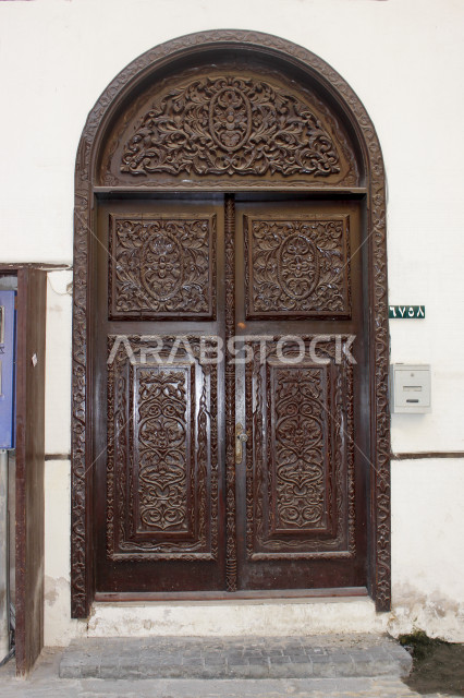 باب آثري قديم في مدينة جدة  بأسلوب تاريخي اسلامي ، معالم بارزة في جدة ، معالم سياحة في المملكة العربية السعودية ، صورة خلفية لباب حجري قديم بارز الشكل