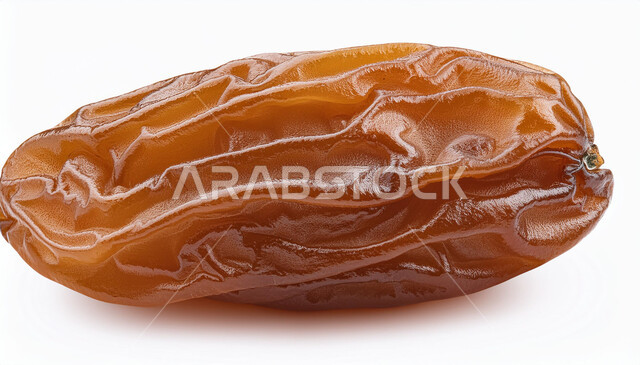 أنواع التمور الفاخرة في المملكة العربية السعودية، ضيافة رمضانية تقليدية، حبة من التمر الصحية، ثمار ومحاصيل زراعية محلية وطنية، وجبة ذات قيمة غذائية عالية، خلفية بيضاء