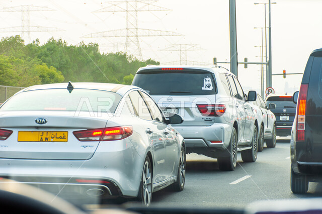 المركبات في النهار بطرق دولة الإمارات العربية المتحدة, وسائل النقل والمواصلات، السيارات في الطريق من مدينة الشارقة إلى مدينة دبي، الازدحام وقت الذروة 