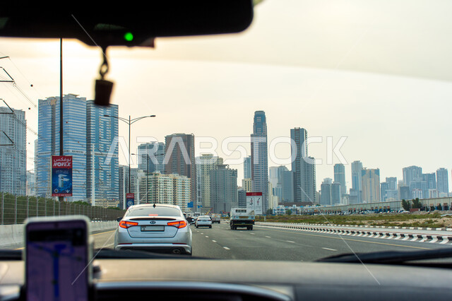 المركبات في النهار بطرق دولة الإمارات العربية المتحدة, وسائل النقل والمواصلات، السيارات في الطريق من مدينة الشارقة إلى مدينة دبي، الازدحام وقت الذروة 