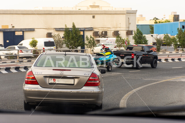 المركبات في النهار بطرق دولة الإمارات العربية المتحدة, وسائل النقل والمواصلات، السيارات في الطريق من مدينة الشارقة إلى مدينة دبي، الازدحام وقت الذروة 