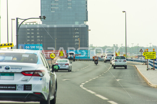 المركبات في النهار بطرق دولة الإمارات العربية المتحدة, وسائل النقل والمواصلات، السيارات في الطريق من مدينة الشارقة إلى مدينة دبي، الازدحام وقت الذروة 