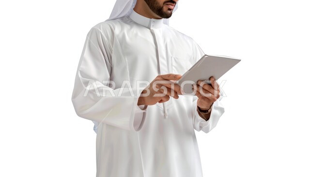 دمج التقنيات الحديثة والأجهزة التكنولوجية بالحياة العملية، بورتريه مقرب لرجل عربي خليجي سعودي يرتدي الثوب الأبيض التقليدي يمسك جهاز التابلت بيديه، تصفح مواقع الانترنت، الدردشة مع الأهل والأصحاب، العمل في مجال التسويق الالكتروني, خلفية بيضاء