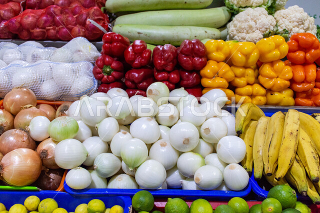 سوق الخضار والفواكه بمنطقة الديرة بمدينة دبي بالإمارات، المنتجات والمحاصيل الزراعية الوطنية، موسم قطاف المحصول الزراعي في المزارع، مأكولات صحية ومفيدة, الاهتمام بالزراعة المحلية والاكتفاء الذاتي، بيع الخضار والفواكه الطازجة في الأسواق الشعبية التقليدية  