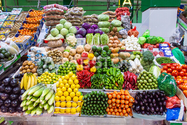 سوق الخضار والفواكه بمنطقة الديرة بمدينة دبي بالإمارات، المنتجات والمحاصيل الزراعية الوطنية، موسم قطاف المحصول الزراعي في المزارع، مأكولات صحية ومفيدة, الاهتمام بالزراعة المحلية والاكتفاء الذاتي، بيع الخضار والفواكه الطازجة في الأسواق الشعبية التقليدية  