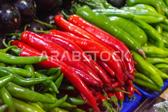 سوق الخضار والفواكه بمنطقة الديرة بمدينة دبي بالإمارات، المنتجات والمحاصيل الزراعية الوطنية، موسم قطاف المحصول الزراعي في المزارع، مأكولات صحية ومفيدة, الاهتمام بالزراعة المحلية والاكتفاء الذاتي، بيع الخضار والفواكه الطازجة في الأسواق الشعبية التقليدية  