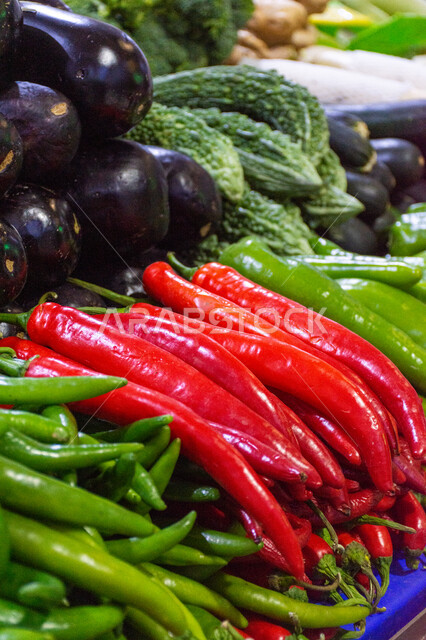 سوق الخضار والفواكه بمنطقة الديرة بمدينة دبي بالإمارات، المنتجات والمحاصيل الزراعية الوطنية، موسم قطاف المحصول الزراعي في المزارع، مأكولات صحية ومفيدة, الاهتمام بالزراعة المحلية والاكتفاء الذاتي، بيع الخضار والفواكه الطازجة في الأسواق الشعبية التقليدية  