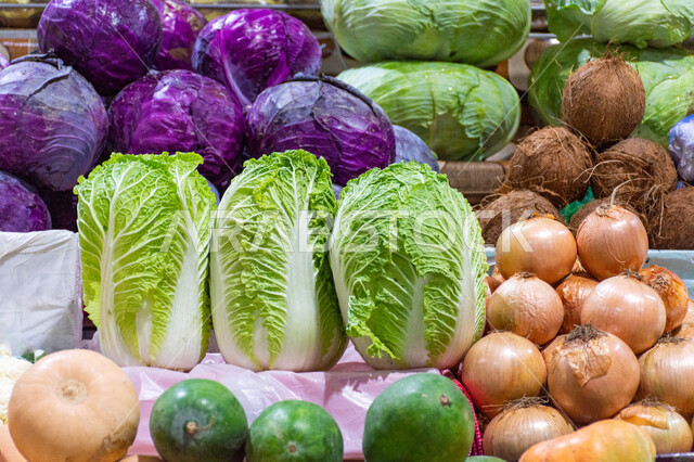 سوق الخضار والفواكه بمنطقة الديرة بمدينة دبي بالإمارات، المنتجات والمحاصيل الزراعية الوطنية، موسم قطاف المحصول الزراعي في المزارع، مأكولات صحية ومفيدة, الاهتمام بالزراعة المحلية والاكتفاء الذاتي، بيع الخضار والفواكه الطازجة في الأسواق الشعبية التقليدية  