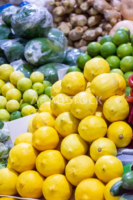 سوق الخضار والفواكه بمنطقة الديرة بمدينة دبي بالإمارات، المنتجات والمحاصيل الزراعية الوطنية، موسم قطاف المحصول الزراعي في المزارع، مأكولات صحية ومفيدة, الاهتمام بالزراعة المحلية والاكتفاء الذاتي، بيع الخضار والفواكه الطازجة في الأسواق الشعبية التقليدية  