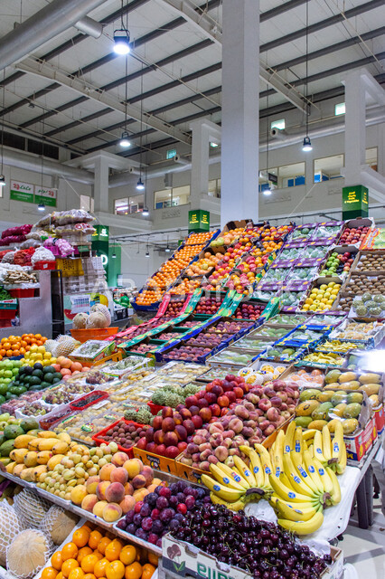 سوق الخضار والفواكه بمنطقة الديرة بمدينة دبي بالإمارات، المنتجات والمحاصيل الزراعية الوطنية، موسم قطاف المحصول الزراعي في المزارع، مأكولات صحية ومفيدة, الاهتمام بالزراعة المحلية والاكتفاء الذاتي، بيع الخضار والفواكه الطازجة في الأسواق الشعبية التقليدية  