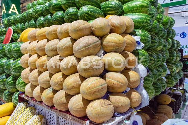 سوق الخضار والفواكه بمنطقة الديرة بمدينة دبي بالإمارات، المنتجات والمحاصيل الزراعية الوطنية، موسم قطاف المحصول الزراعي في المزارع، مأكولات صحية ومفيدة, الاهتمام بالزراعة المحلية والاكتفاء الذاتي، بيع الخضار والفواكه الطازجة في الأسواق الشعبية التقليدية  