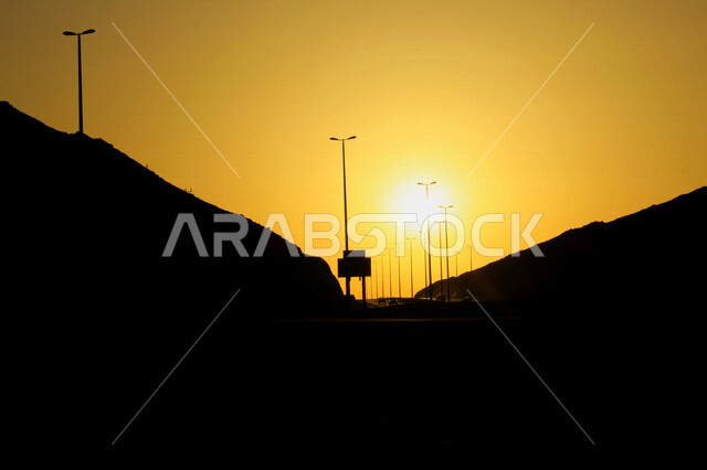 صورة جمالية خلابة لغروب الشمس البرتقالي , غروب الشمس الإبداعي من الصحراء, جمال الطبيعة الصحراوية الخلابة في وقت غروب الشمس