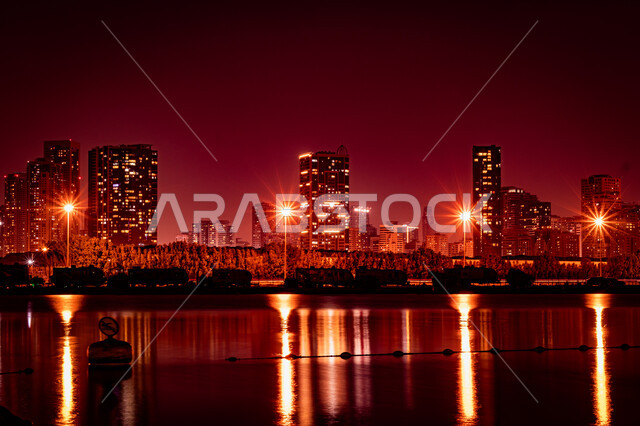 وجهات جذب واستقطاب السياح، انعكاس الأضواء والأنوار للفنادق والمباني على مياه البحر في وقت الليل، الفن الهندسي المعماري في بناء الأبراج وناطحات السحاب على شاطئ الممزر, الواجهة البحرية الساحلية في مدينة دبي, النمو والتطور العمراني في الامارات العربية المتحدة