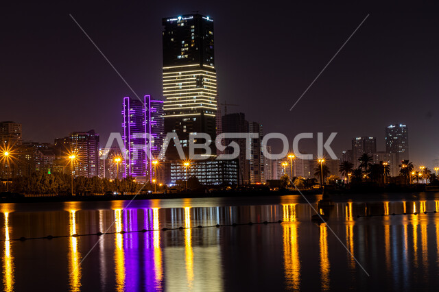 وجهات جذب واستقطاب السياح، انعكاس الأضواء والأنوار للفنادق والمباني على مياه البحر في وقت الليل، الفن الهندسي المعماري في بناء الأبراج وناطحات السحاب على شاطئ الممزر, الواجهة البحرية الساحلية في مدينة دبي, النمو والتطور العمراني في الامارات العربية المتحدة