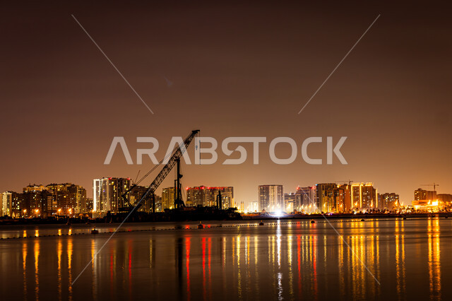 وجهات جذب واستقطاب السياح، انعكاس الأضواء والأنوار للفنادق والمباني على مياه البحر في وقت الليل، الفن الهندسي المعماري في بناء الأبراج وناطحات السحاب على شاطئ الممزر, الواجهة البحرية الساحلية في مدينة دبي, النمو والتطور العمراني في الامارات العربية المتحدة