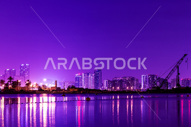 وجهات جذب واستقطاب السياح، انعكاس الأضواء والأنوار للفنادق والمباني على مياه البحر في وقت الليل، الفن الهندسي المعماري في بناء الأبراج وناطحات السحاب على شاطئ الممزر, الواجهة البحرية الساحلية في مدينة دبي, النمو والتطور العمراني في الامارات العربية المتحدة