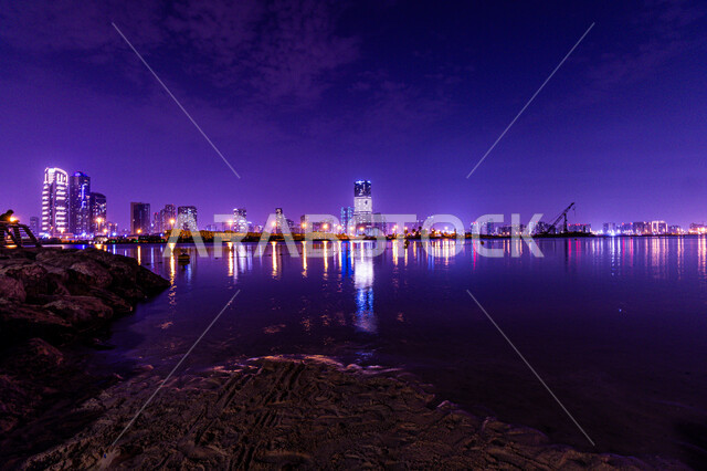 الواجهة البحرية الساحلية في مدينة دبي, انعكاس الأضواء والأنوار للفنادق والمباني على مياه البحر في وقت الليل، الفن الهندسي المعماري في بناء الأبراج وناطحات السحاب على شاطئ الممزر, النمو والتطور العمراني في الامارات العربية المتحدة, وجهات جذب واستقطاب السياح