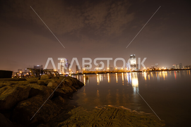 الواجهة البحرية الساحلية في مدينة دبي, انعكاس الأضواء والأنوار للفنادق والمباني على مياه البحر في وقت الليل، الفن الهندسي المعماري في بناء الأبراج وناطحات السحاب على شاطئ الممزر, النمو والتطور العمراني في الامارات العربية المتحدة, وجهات جذب واستقطاب السياح