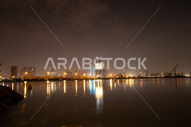 الواجهة البحرية الساحلية في مدينة دبي, انعكاس الأضواء والأنوار للفنادق والمباني على مياه البحر في وقت الليل، الفن الهندسي المعماري في بناء الأبراج وناطحات السحاب على شاطئ الممزر, النمو والتطور العمراني في الامارات العربية المتحدة, وجهات جذب واستقطاب السياح