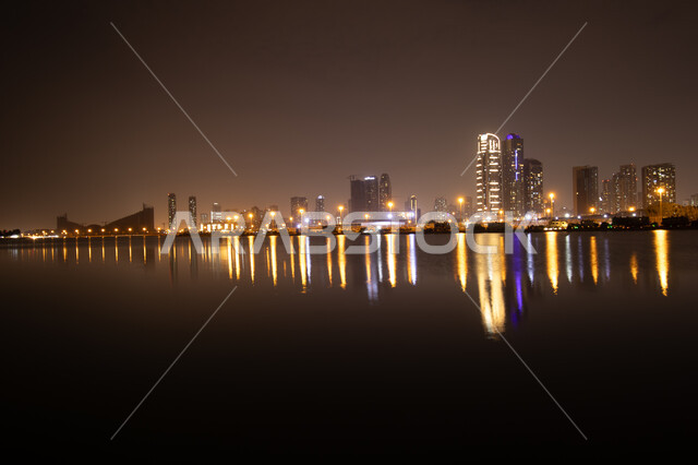 الواجهة البحرية الساحلية في مدينة دبي, انعكاس الأضواء والأنوار للفنادق والمباني على مياه البحر في وقت الليل، الفن الهندسي المعماري في بناء الأبراج وناطحات السحاب على شاطئ الممزر, النمو والتطور العمراني في الامارات العربية المتحدة, وجهات جذب واستقطاب السياح