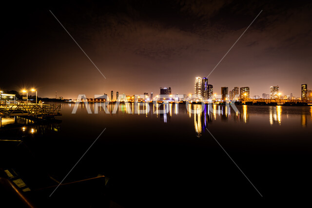 الواجهة البحرية الساحلية في مدينة دبي, انعكاس الأضواء والأنوار للفنادق والمباني على مياه البحر في وقت الليل، الفن الهندسي المعماري في بناء الأبراج وناطحات السحاب على شاطئ الممزر, النمو والتطور العمراني في الامارات العربية المتحدة, وجهات جذب واستقطاب السياح