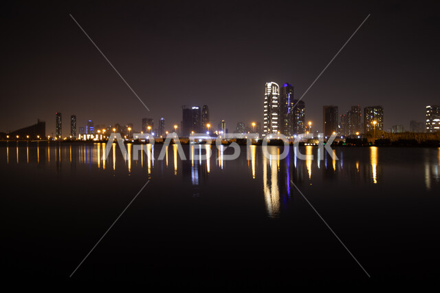 الواجهة البحرية الساحلية في مدينة دبي, انعكاس الأضواء والأنوار للفنادق والمباني على مياه البحر في وقت الليل، الفن الهندسي المعماري في بناء الأبراج وناطحات السحاب على شاطئ الممزر, النمو والتطور العمراني في الامارات العربية المتحدة, وجهات جذب واستقطاب السياح