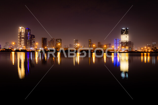 الواجهة البحرية الساحلية في مدينة دبي, انعكاس الأضواء والأنوار للفنادق والمباني على مياه البحر في وقت الليل، الفن الهندسي المعماري في بناء الأبراج وناطحات السحاب على شاطئ الممزر, النمو والتطور العمراني في الامارات العربية المتحدة, وجهات جذب واستقطاب السياح
