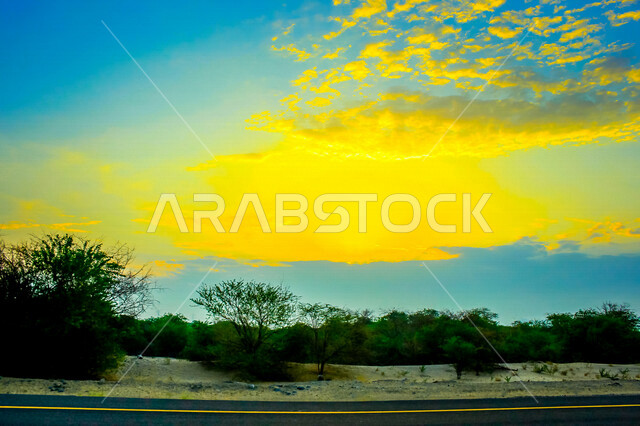صورة جمالية خلابة لغروب الشمس البرتقالي , غروب الشمس الإبداعي من الصحراء, جمال الطبيعة الصحراوية الخلابة في وقت غروب الشمس