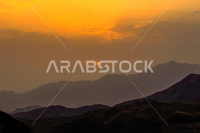 صورة جمالية خلابة لغروب الشمس البرتقالي , غروب الشمس الإبداعي من الصحراء, جمال الطبيعة الصحراوية الخلابة في وقت غروب الشمس