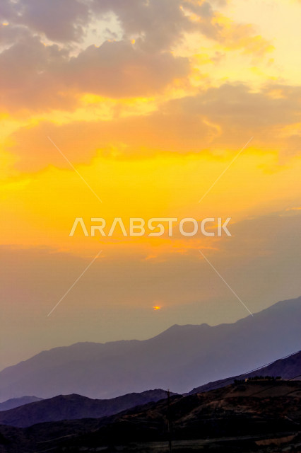 صورة جمالية خلابة لغروب الشمس البرتقالي , غروب الشمس الإبداعي من الصحراء, جمال الطبيعة الصحراوية الخلابة في وقت غروب الشمس