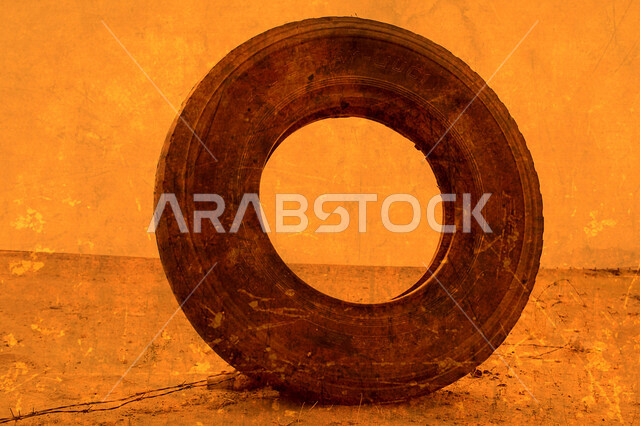 صورة جمالية خلابة لغروب الشمس البرتقالي من خلال أطار دائري  , غروب الشمس الإبداعي من الصحراء, جمال الطبيعة الصحراوية  الخلابة في وقت غروب الشمس
