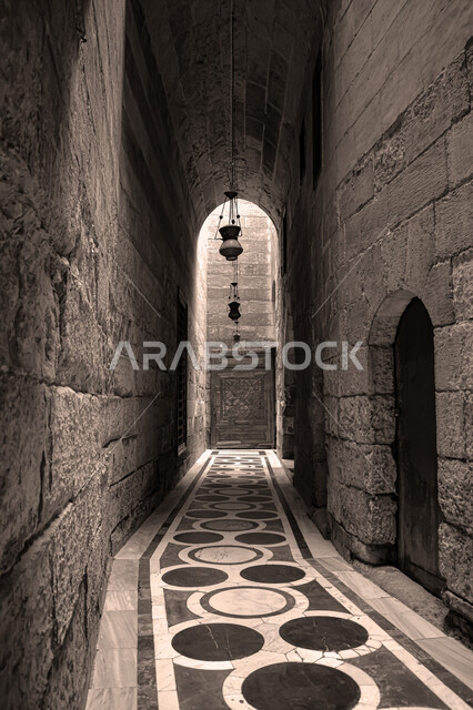 ممر طويل لمدخل مسجد اسلامي، معالم وأماكن دينية مقدسة، الفن الهندسي المعماري العريق للمساجد في المملكة العربية السعودية، النقوش والزخارف الاسلامية للأقواس والأعمدة الداخلية للجوامع، العبادة والتقرب إلى الله تعالى