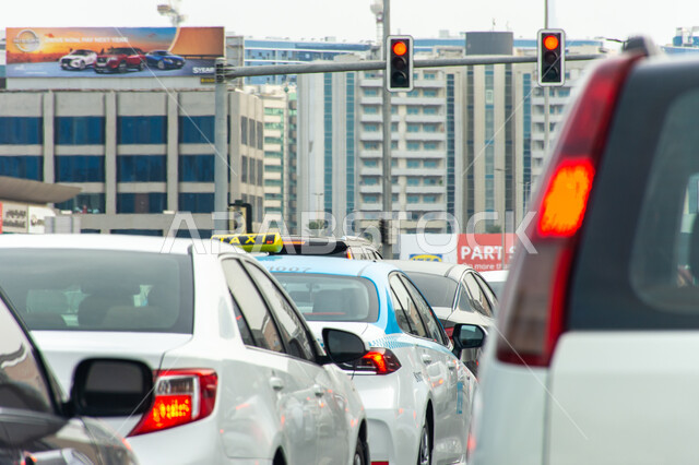 المركبات في النهار بطرق دولة الإمارات العربية المتحدة, وسائل النقل والمواصلات، السيارات في الطريق من مدينة الشارقة إلى مدينة دبي، الازدحام وقت الذروة 