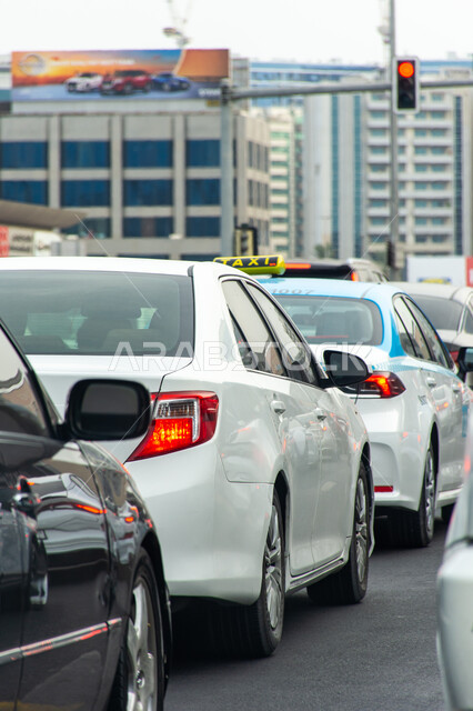 المركبات في النهار بطرق دولة الإمارات العربية المتحدة, وسائل النقل والمواصلات، السيارات في الطريق من مدينة الشارقة إلى مدينة دبي، الازدحام وقت الذروة 