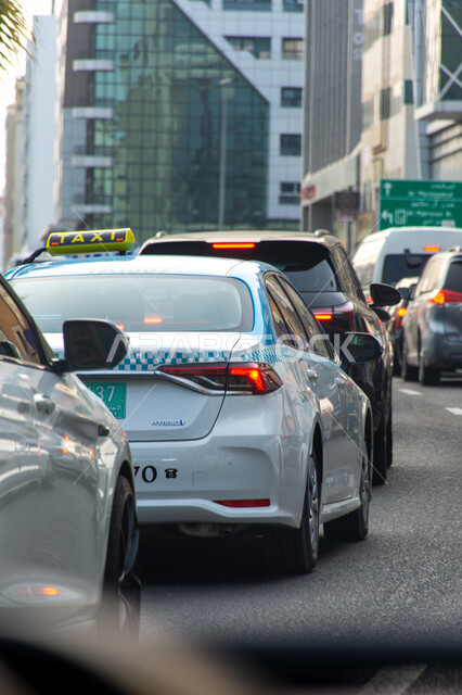 المركبات في النهار بطرق دولة الإمارات العربية المتحدة, وسائل النقل والمواصلات، السيارات في الطريق من مدينة الشارقة إلى مدينة دبي، الازدحام وقت الذروة 