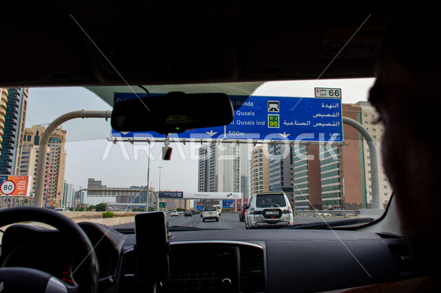 المركبات في النهار بطرق دولة الإمارات العربية المتحدة, وسائل النقل والمواصلات، السيارات في الطريق من مدينة الشارقة إلى مدينة دبي، الازدحام وقت الذروة 