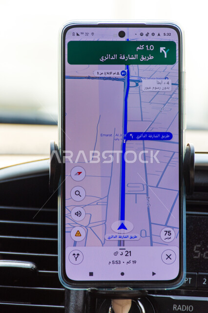خريطة غوغل على شاشة الهاتف المحمول داخل سيارة في مدينة الشارقة، تقنيات التتبع الحديثة، خدمة توصيل الركاب في الامارات العربية المتحدة، استخدام تطبيق الخرائط