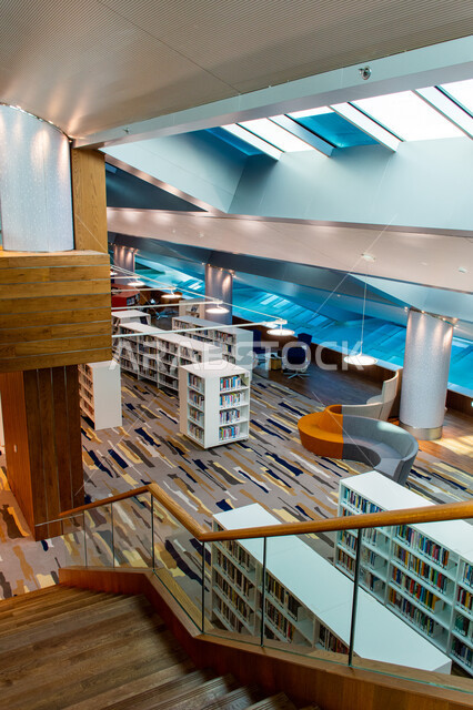 مكان للقراء ومحبي العلم والمعرفة، التنظيم والترتيب لرفوف الكتب في مكتبة محمد بن راشد الثرية بالمجلاات والمعاجم في امارة دبي، صرح معرفي مميز ومعلم ثقافي مشهور، منارة للثقافة والفكر، الفن الهندسي المعماري للمكتبات والمتاحف والمعارض في الامارات العربية المتحدة