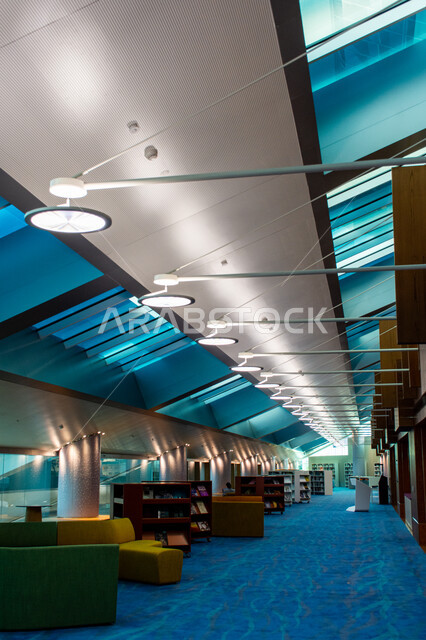  الفن الهندسي المعماري للمكتبات والمتاحف والمعارض في الامارات العربية المتحدة، مكان للقراء ومحبي العلم والمعرفة، رفوف الكتب في مكتبة محمد بن راشد الثرية بالمجلاات والمعاجم في امارة دبي، صرح معرفي مميز ومعلم ثقافي مشهور، منارة للثقافة والفكر