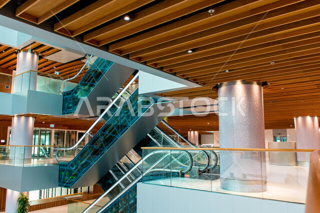  السلالم الكهربائية في مكتبة محمد بن راشد الثرية بالمجلاات والمعاجم في امارة دبي، المكتبات العلمية في الامارات العربية المتحدة، الديكورات والتصاميم الداخلية الفاخرة، مكان للقراء ومحبي العلم والمعرفة، تأمين وسائل الراحة للقراء، اكتساب المعرفة وتنمية الذخيرة اللغوية