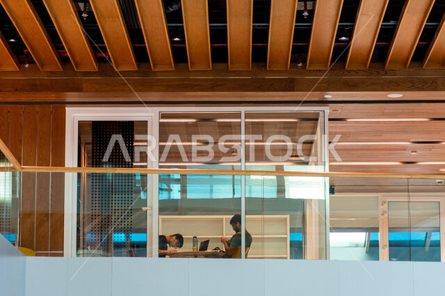 مكان للقراء ومحبي العلم والمعرفة،مكتبة محمد بن راشد الثرية بالمجلاات والمعاجم في امارة دبي، صرح معرفي مميز ومعلم ثقافي مشهور، منارة للثقافة والفكر، الفن الهندسي المعماري للمكتبات والمتاحف والمعارض في الامارات العربية المتحدة