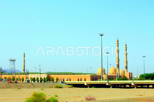 A picture of the Namera Mosque, one of the most important landmarks in the Arafat area in Makkah Al-Mukarramah, Kingdom of Saudi Arabia, worship and getting closer to God, religious tourist places in Saudi Arabia