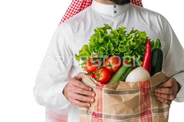 المحاصيل الزراعية السعودية ذات الجودة العالية، انتقاء أجود أنواع الخضراوات الطازجة، بورتريه مقرب لرجل عربي خليجي سعودي يحمل بيده كيس ورقي مليء بالخضار، وجبة طعام صحية خفيفة، تلبية الحاجات الضرورية للجسم، خلفية بيضاء