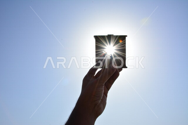 صورة إبداعية رؤية شروق وغروب الشمس ، صورة مقربة إبداعية ظلية ليد مرفوعة للسماء وقت غروب وشروق الشمس