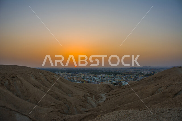 القرى والمناطق الجبلية في السعودية, منظر غروب الشمس فوق جبل القارة, التكوينات والتشكيلات الصخرية, معالم سياحية مشهورة في مدينة الإحساء, مناطق الرحلات والسياحة في المملكة