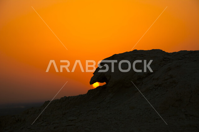 التكوينات والتشكيلات الصخرية والتضاريس الطبيعية، المعالم السياحية في المملكة العربية السعودية، القمم والمرتفعات الجبلية في مدينة الاحساء، الاستمتاع بمنظر غروب الشمس فوق جبل القارة