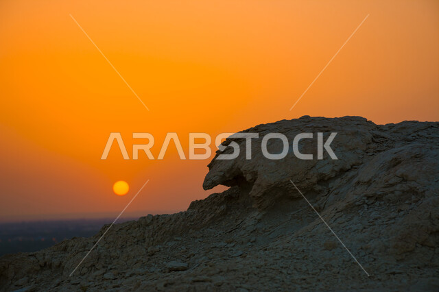 Enjoy the sunset view over Al-Qarah Mountain, rock formations and natural terrain, tourist attractions in the Kingdom of Saudi Arabia, mountain peaks and heights in the city of Al-Ahsa