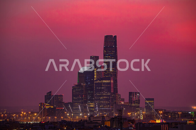 الفن الهندسي المعماري للأبراج وناطحات السحاب في مدينة الرياض، منظر غروب الشمس فوق مركز الملك عبد الله المالي (كافد) في المملكة العربية السعودية، النمو والتطور العمراني السعودي، معالم التجارة والاقتصاد المشهورة