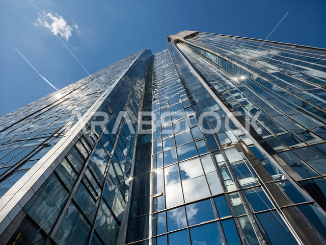 الفنون والتصاميم الهندسية المعمارية الحديثة لناطحات السحاب في المملكة العربية السعودية, صورة من الأسفل للأبراج والمباني والمنشآت التجارية, رؤية مستقبلية سعودية 2030، مفهوم التطور الهندسي, منظر تخيلي مستقبلي للتقدم و النمو العمراني